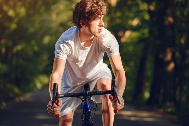 여름 숲에서 자전거를 타는 스포츠 남자