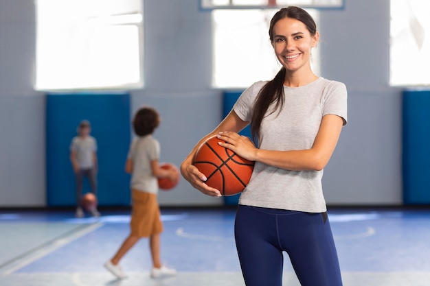 Foto gratuita insegnante di sport a lezione di ginnastica