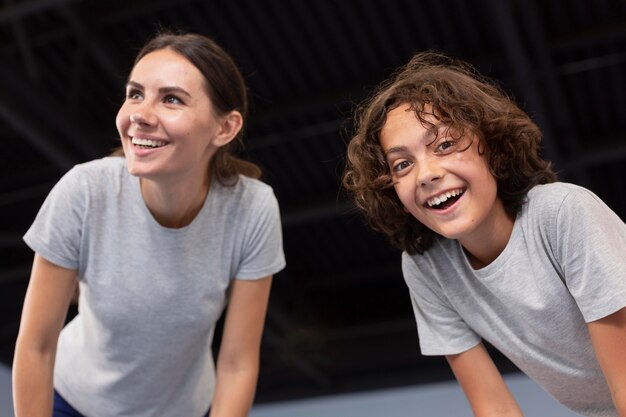 彼女の学生と一緒にスポーツ教師