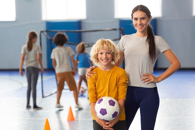 Foto gratuita insegnante di sport con i suoi studenti