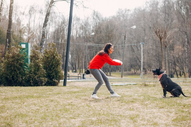 公園でスポーツの女性