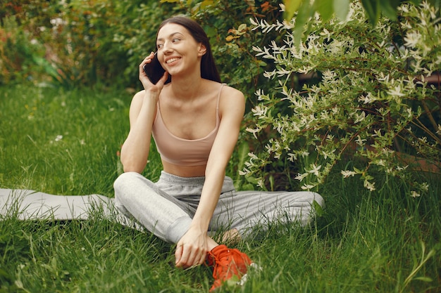 Foto gratuita mette in mostra la donna che passa il tempo in un parco della molla