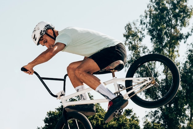 Foto gratuita sportivo che fa acrobazie estreme