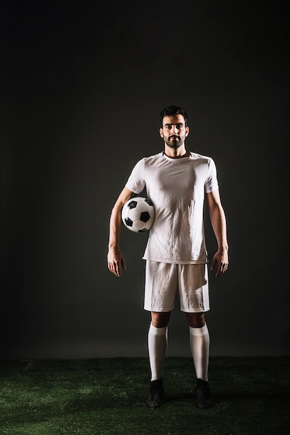 Free photo sportsman posing with ball