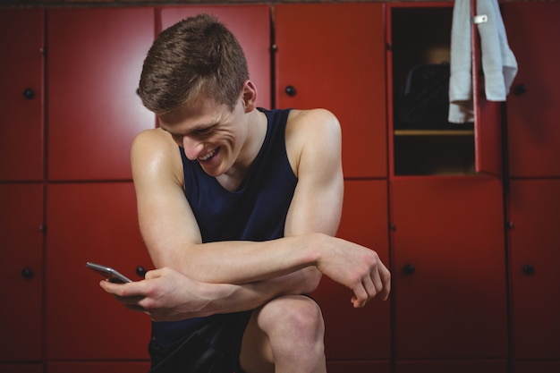 Спортсмен с помощью мобильного телефона