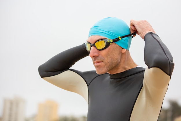 Free photo sportsman in wetsuit wearing goggles