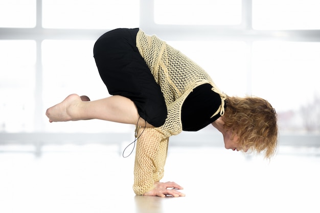 Free photo sportswoman doing yoga exercise with hands on the floor