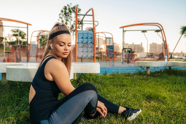 Free photo sportswoman resting and listening to music