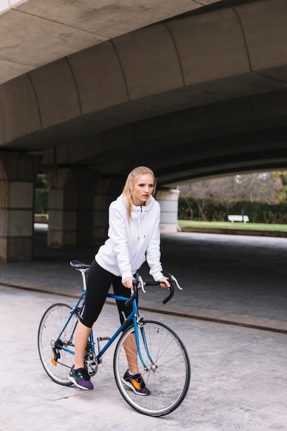 Free photo sportswoman with bicycle