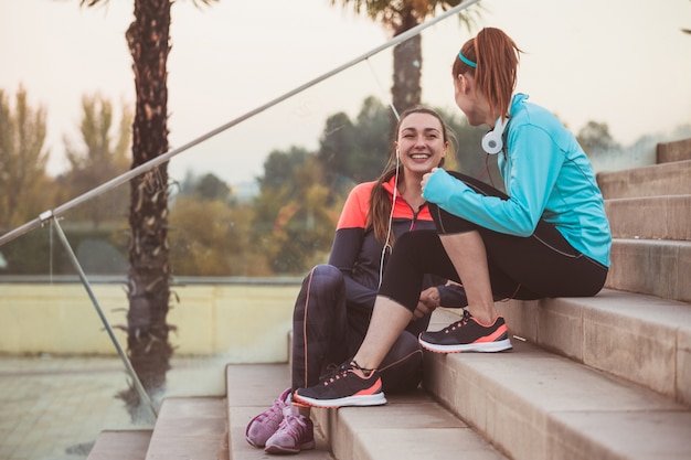 Free photo sportswomen sitting and talking