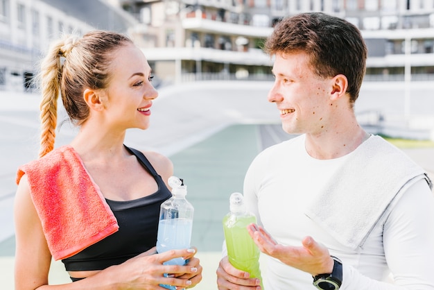 Free photo sporty couple taking a break