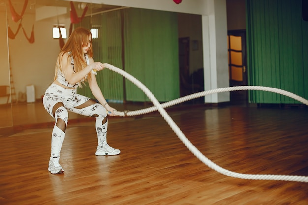 Foto gratuita ragazza sportiva in una palestra