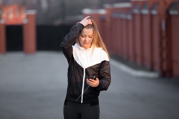 Ragazza sportiva con il cellulare