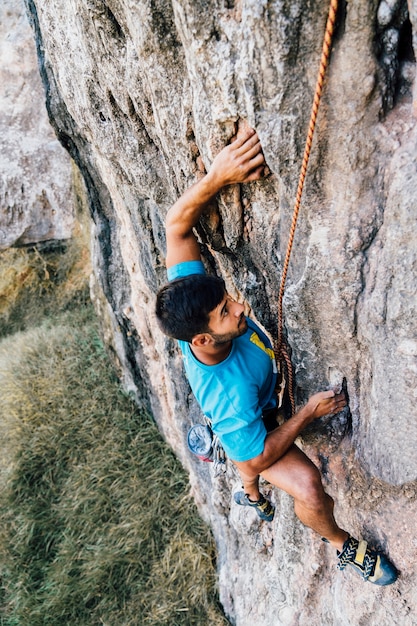 Foto gratuita sportivo uomo arrampicata