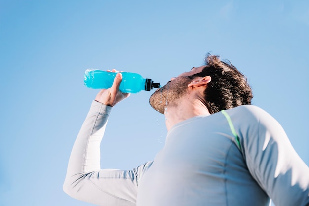 スポーティな男の飲料水