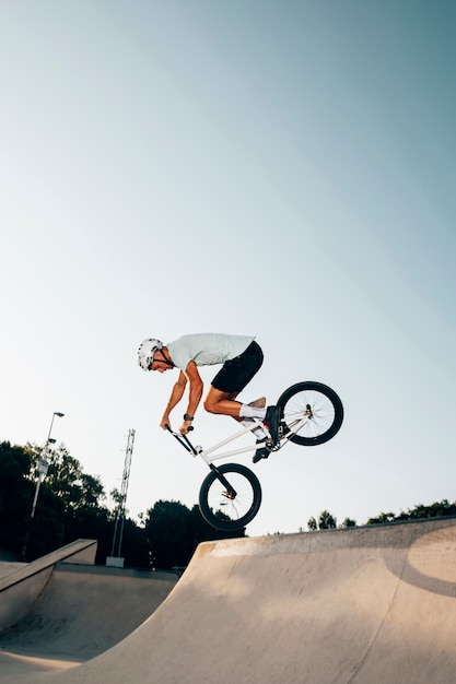 スポーティな男の極端なサイクリング