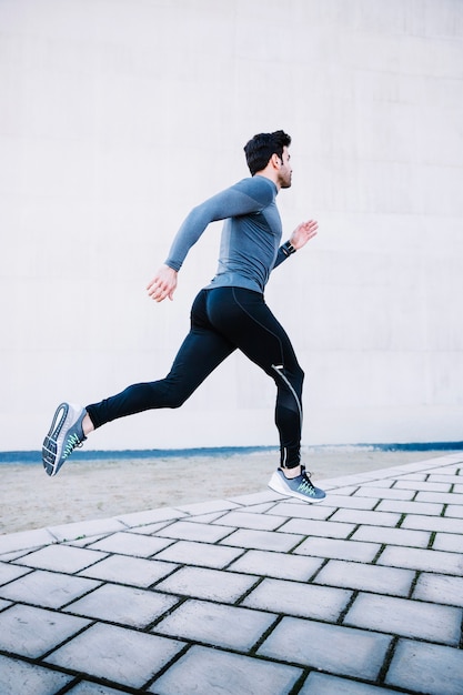 トレーニング中に飛び跳ねるスポーティーな男