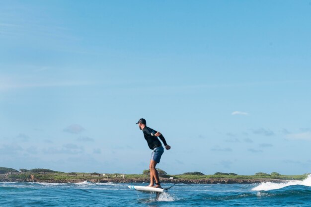 ハワイでサーフィンするスポーティな男