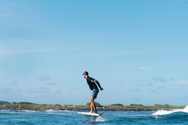 ハワイでサーフィンするスポーティな男