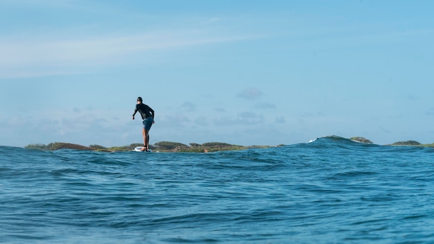 하와이에서 서핑을 하는 스포티한 남자