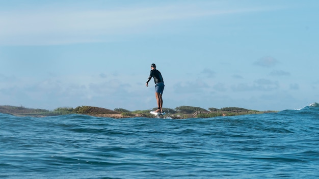 Free photo sporty man surfing in hawaii