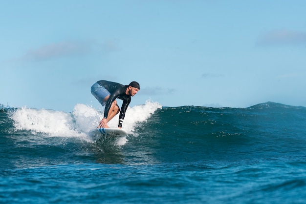 Uomo sportivo che fa surf alle hawaii