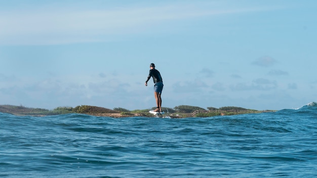 무료 사진 하와이에서 서핑을 하는 스포티한 남자