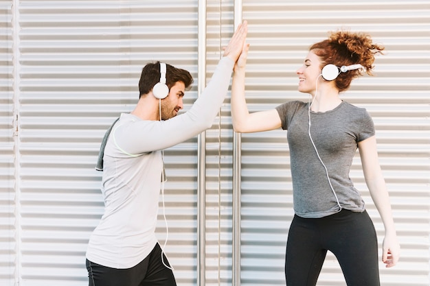 スポーティーな男と女が高い5を与える