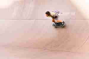 Free photo sporty skater girl in half pipe