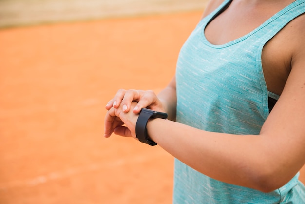 fitnesstrackerを見てスポーティな女性