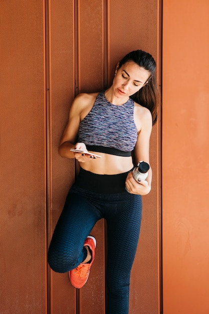 Free photo sporty woman looking at smartphone