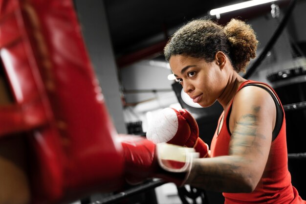 スポーティな女性のボクシングトレーニング