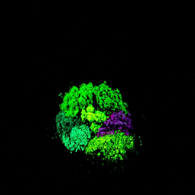 검은 바탕에 녹색과 파란색 가루의 자리