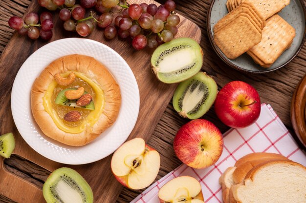 Spread the bread with jam and place it with kiwi and grapes
