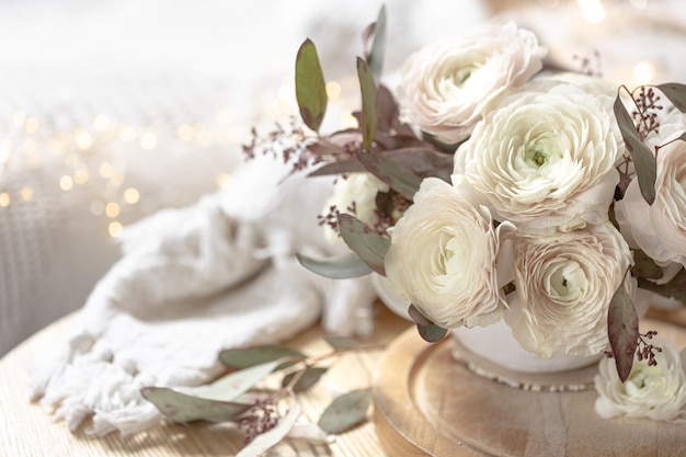 Free photo spring background with a bouquet of white ranunculus flowers