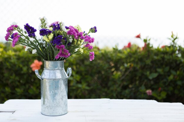 金属製の花瓶と春の背景