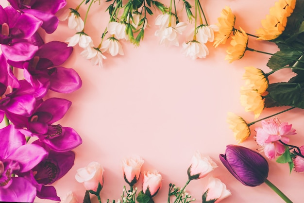 Foto gratuita copyspace di primavera con fiori intorno