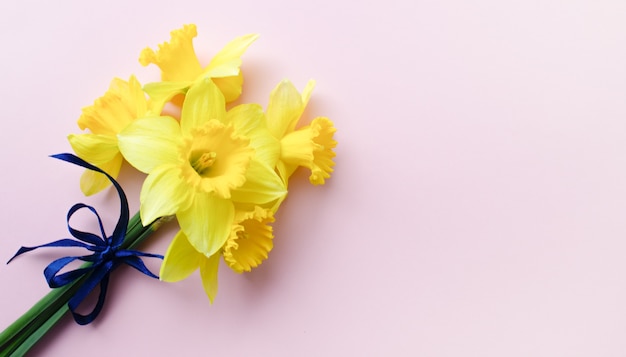 ピンク​の​背景​に​水仙​の​春​の​花​の​背景​花束​平面図​フラット​レイ​国際​女性​の​日​3​月​8​日​ホリデー​カード​花​と​テキスト​の​場所
