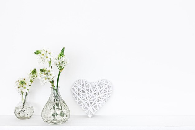 白い背景で隔離のガラスの花瓶の春の花
