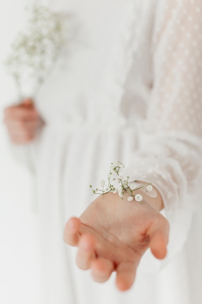 春の花が手で立ち往生