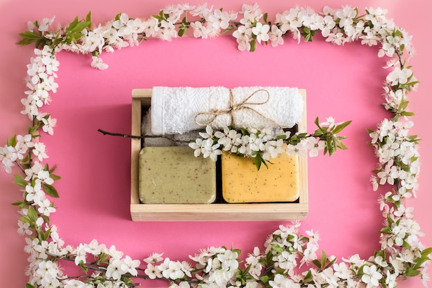 Free photo spring spa still life on isolated pink wall  with spring flowers