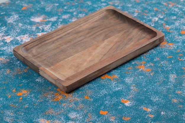 樫の木から作られた正方形のまな板
