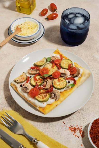 野菜のハイアングルと正方形のピザ