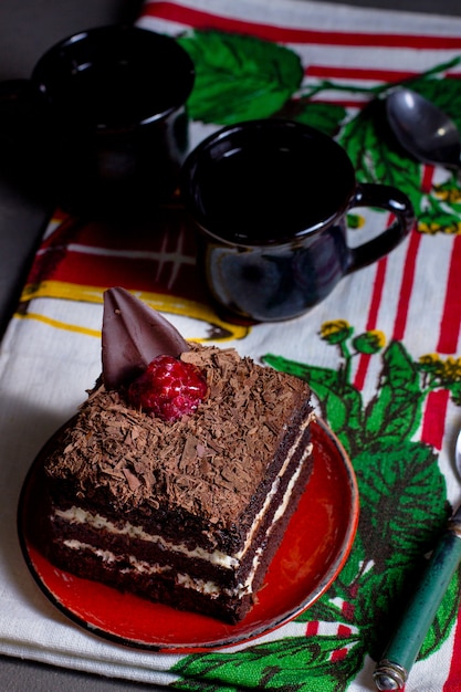 Torta di cacao con porzioni quadrate con lampone bianco cioccolato grattugiato crema