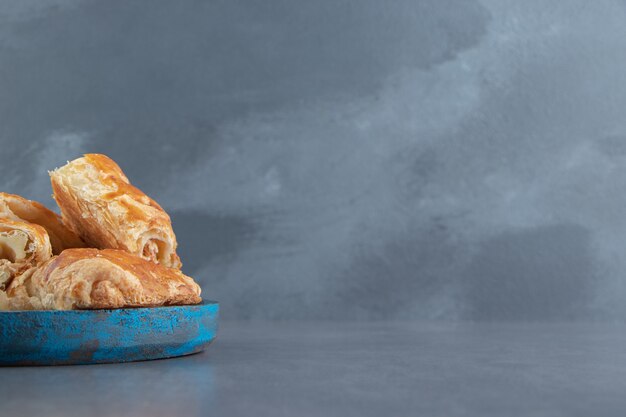 파란색 접시에 사각형 모양의 박제 파이입니다.
