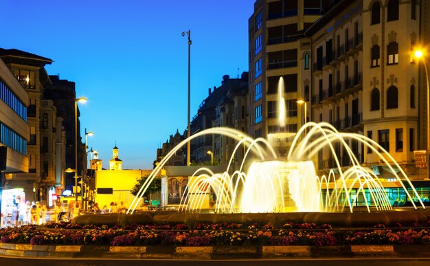 夜に噴水のある広場。パンプローナ