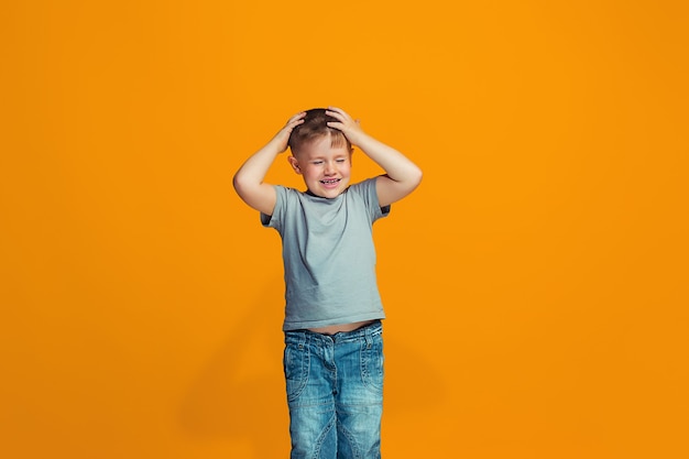 奇妙な表情で目を細めた十代の少年