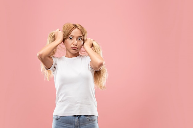 Foto gratuita la donna socchiuse gli occhi con un'espressione strana