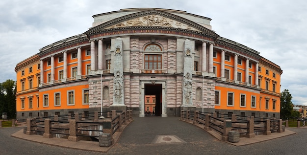 Free photo st. michael's castle in saint petersburg