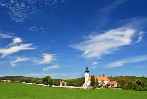 Бесплатное фото Церковь св. михаила в ославани, чешская республика. красивая старая церковь. архитектура-памятник.